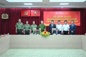 Bộ Công an tiếp nhận vốn Nhà nước tại FPT Telecom - Đại diện Bộ Công an và SCIC ký kết biên bản bàn giao.